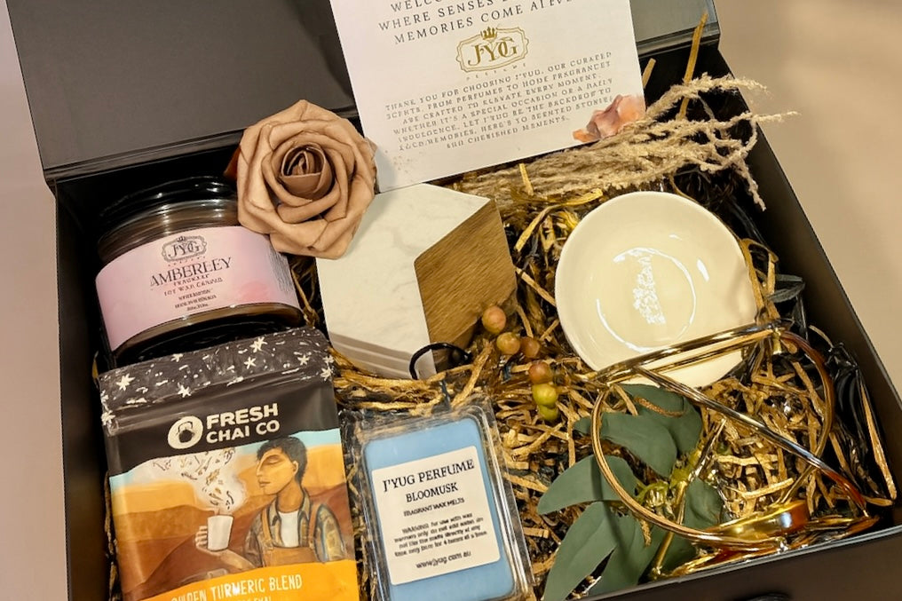 Big gift box showing 300g candle, gold wax melter and premium contents